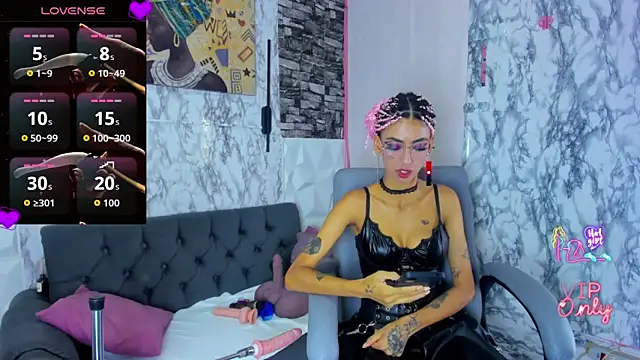 Snapshot of Queen_Cuarxxo chatting on April 19, 12:54 am Queen Cuarxxo online show from April 19, 12:54 am