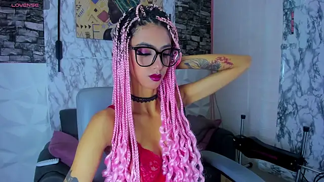 Snapshot of Queen_Cuarxxo chatting on April 29, 12:05 am Queen Cuarxxo online show from April 29, 12:05 am