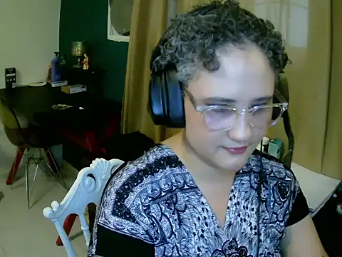 Snapshot of lolalicious_7583 chatting on February 8, 9:40 pm lolalicious 7583 online show from February 8, 9:40 pm