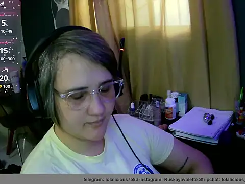 Snapshot of lolalicious_7583 chatting on February 15, 1:52 pm lolalicious 7583 online show from February 15, 1:52 pm