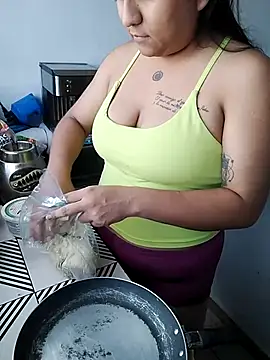 Snapshot of EmpaticBolillo chatting on August 3, 5:49 pm EmpaticBolillo online show from August 3, 5:49 pm