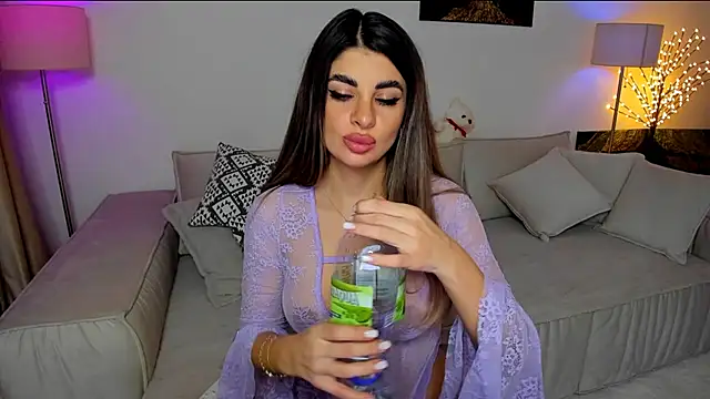 Snapshot of Queenofyouredreams chatting on January 13, 1:13 am Queenofyouredreams online show from January 13, 1:13 am