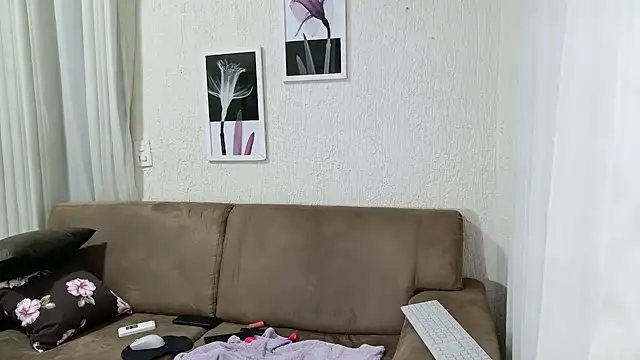 Snapshot of Blue_butterfly chatting on January 26, 1:20 am Blue butterfly online show from January 26, 1:20 am