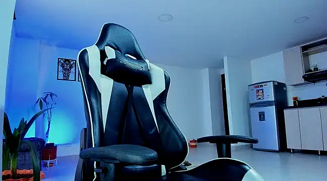 alexander collin02 online show from March 7, 1:18 pm