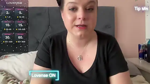 Snapshot of NaughtyWifeUK chatting on December 14, 2:31 pm NaughtyWifeUK online show from December 14, 2:31 pm