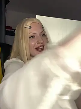 Snapshot of LolaBrattySweetie chatting on October 9, 9:13 pm LolaBrattySweetie online show from October 9, 9:13 pm