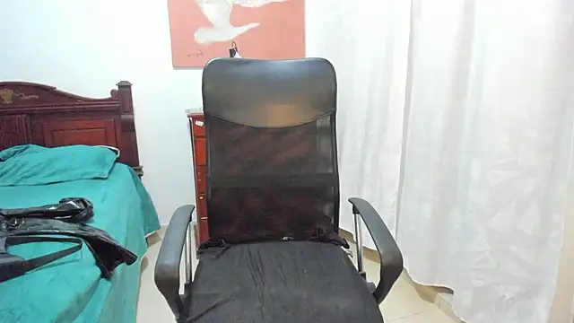 Snapshot of misstresbigcockts chatting on November 15, 10:01 am misstresbigcockts online show from November 15, 10:01 am