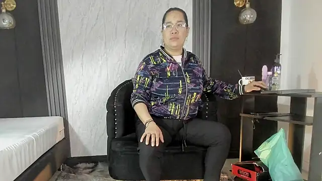 Snapshot of alondrabigtits chatting on November 15, 11:51 am alondrabigtits online show from November 15, 11:51 am