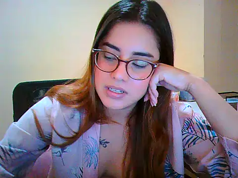 Snapshot of maliamiller chatting on December 4, 5:06 am maliamiller online show from December 4, 5:06 am