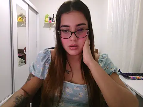 Snapshot of maliamiller chatting on June 5, 6:52 am maliamiller online show from June 5, 6:52 am