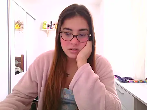 Snapshot of maliamiller chatting on June 11, 1:31 pm maliamiller online show from June 11, 1:31 pm