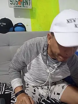 latinmartin73 online show from October 19, 4:46 am