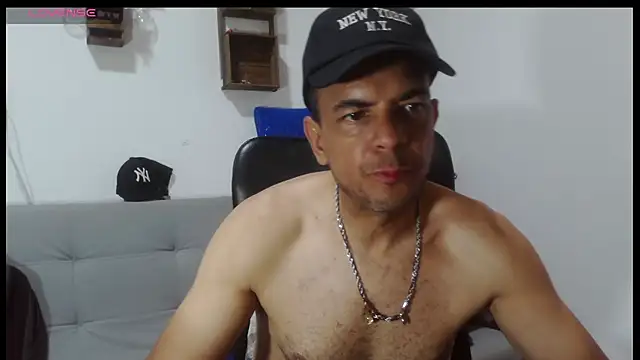 latinmartin73 online show from April 12, 5:40 pm