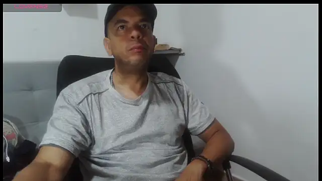 latinmartin73 online show from April 19, 5:18 am