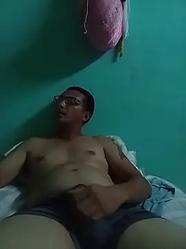 Snapshot of Andresguz35 chatting on December 2, 5:02 am Andresguz35 online show from December 2, 5:02 am