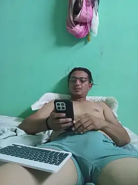 Snapshot of Andresguz35 chatting on December 5, 6:00 am Andresguz35 online show from December 5, 6:00 am