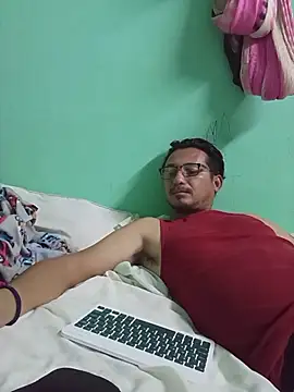 Snapshot of Andresguz35 chatting on December 18, 5:46 am Andresguz35 online show from December 18, 5:46 am