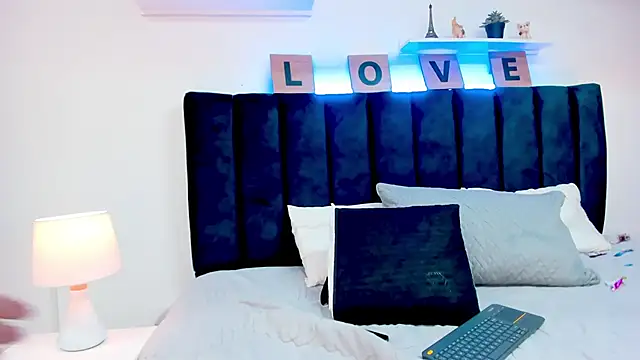 Snapshot of Mia_brunette26 chatting on December 17, 8:34 am Mia brunette26 online show from December 17, 8:34 am