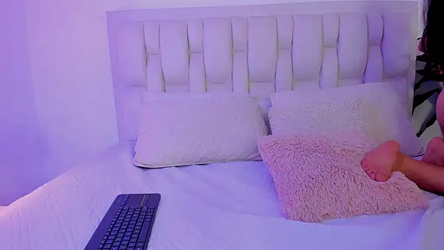 Snapshot of Mia_brunette26 chatting on December 27, 4:21 pm Mia brunette26 online show from December 27, 4:21 pm