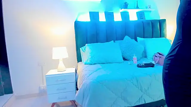 Snapshot of Mia_brunette26 chatting on January 8, 3:40 am Mia brunette26 online show from January 8, 3:40 am