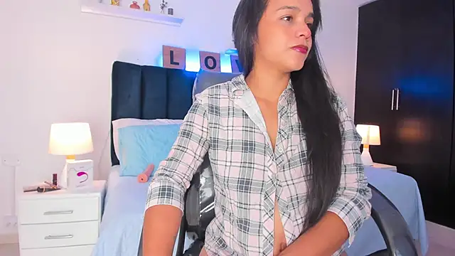 Snapshot of Mia_brunette26 chatting on January 17, 3:12 am Mia brunette26 online show from January 17, 3:12 am