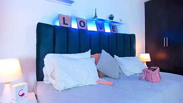 Snapshot of Mia_brunette26 chatting on January 21, 2:22 am Mia brunette26 online show from January 21, 2:22 am