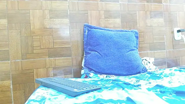 Snapshot of Mia_brunette26 chatting on March 5, 5:18 am Mia brunette26 online show from March 5, 5:18 am