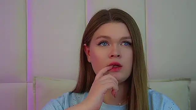 CrystalLyons online show from March 25, 6:19 am