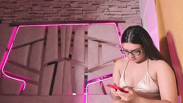 mia and austin online show from November 15, 11:43 pm