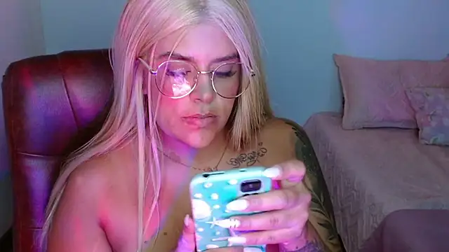 Snapshot of SofiaaCortes chatting on March 17, 2:19 am SofiaaCortes online show from March 17, 2:19 am