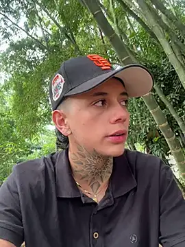 Snapshot of _PhillipBrown chatting on December 5, 12:22 pm PhillipBrown online show from December 5, 12:22 pm