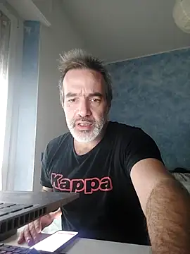 Snapshot of Marcolino183 chatting on December 18, 8:42 am Marcolino183 online show from December 18, 8:42 am