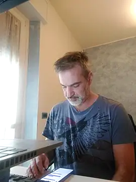 Snapshot of Marcolino183 chatting on February 25, 8:13 am Marcolino183 online show from February 25, 8:13 am