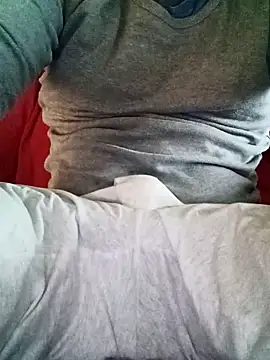 Snapshot of adre84s chatting on February 19, 8:44 am adre84s online show from February 19, 8:44 am