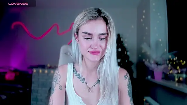 Snapshot of _Ravenaa chatting on December 20, 1:43 pm Ravenaa online show from December 20, 1:43 pm