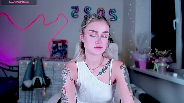 Snapshot of _Ravenaa chatting on December 23, 10:12 pm Ravenaa online show from December 23, 10:12 pm