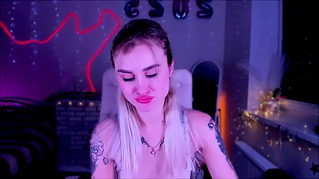 Snapshot of _Ravenaa chatting on February 6, 5:51 pm Ravenaa online show from February 6, 5:51 pm