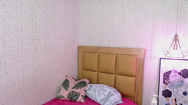 MAGNOLEROY online show from February 8, 10:40 pm