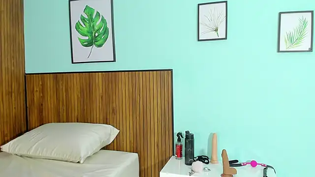 curvy rousi online show from March 11, 2:40 pm