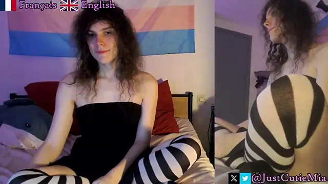 Snapshot of JustCutieMia chatting on November 7, 7:03 pm JustCutieMia online show from November 7, 7:03 pm