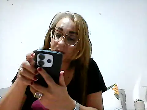 Snapshot of karlabarrera chatting on September 15, 9:59 pm karlabarrera online show from September 15, 9:59 pm