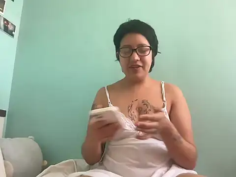 Snapshot of bbymadokaa chatting on December 5, 4:47 pm bbymadokaa online show from December 5, 4:47 pm