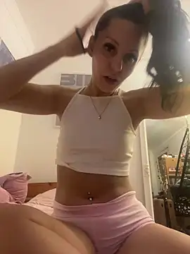 Snapshot of Chiara0102 chatting on June 1, 9:49 pm Chiara0102 online show from June 1, 9:49 pm