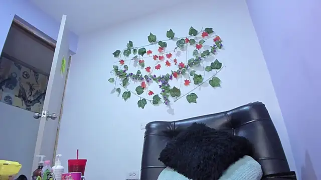 nicollee18 online show from February 14, 9:34 am