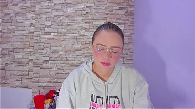 nicollee18 online show from October 2, 1:01 am
