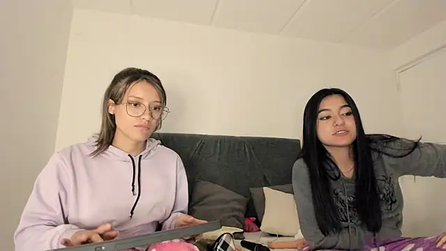 Gabby and Alice online show from December 11, 9:23 pm