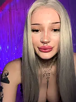 Snapshot of madelinexx chatting on November 17, 11:05 am madelinexx online show from November 17, 11:05 am