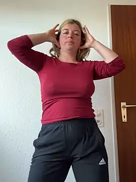 Snapshot of Lombada chatting on April 9, 7:25 am Lombada online show from April 9, 7:25 am