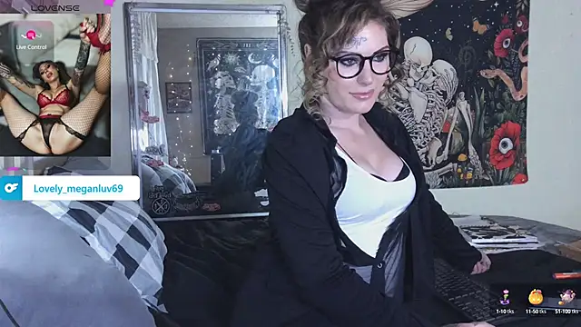 meganluv69 online show from December 14, 12:44 pm