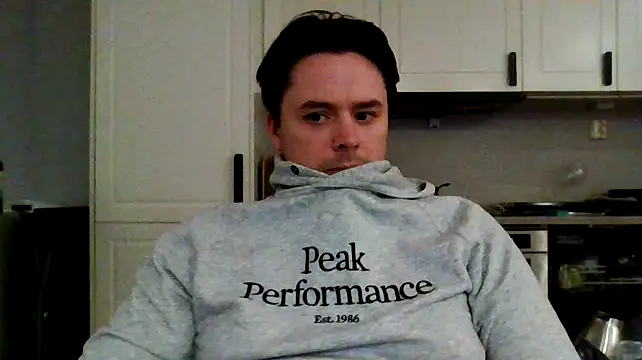 Snapshot of aleksergira chatting on December 11, 12:12 am aleksergira online show from December 11, 12:12 am